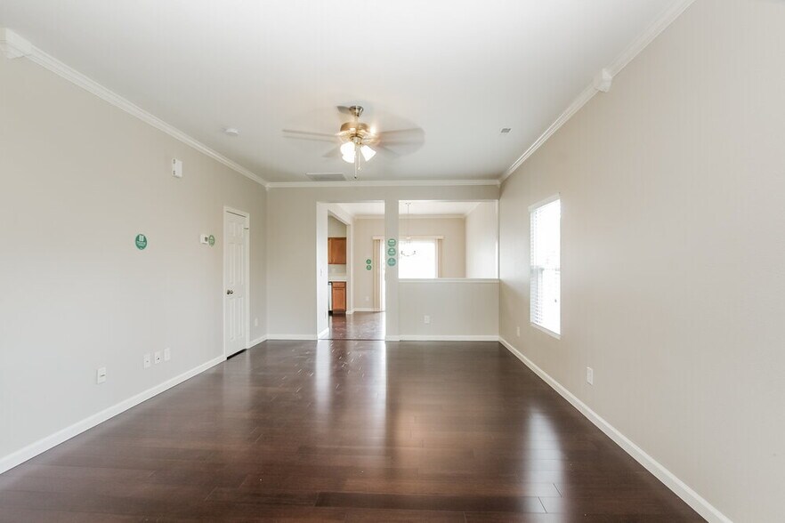 Building Photo - 910 Willow Wind Dr