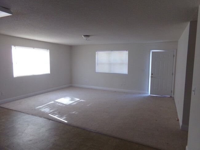 Building Photo - Three-Bedroom Auburndale Home with Large Y...