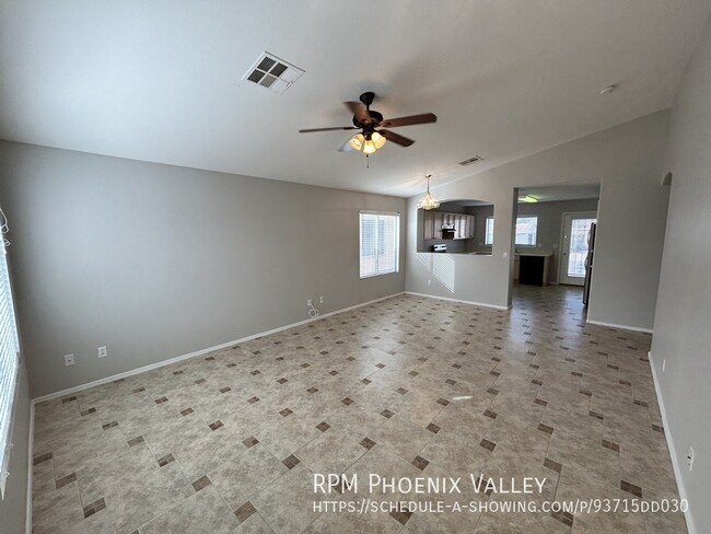 Building Photo - 3 bed/ 2bath Goodyear Home with All new Pa...