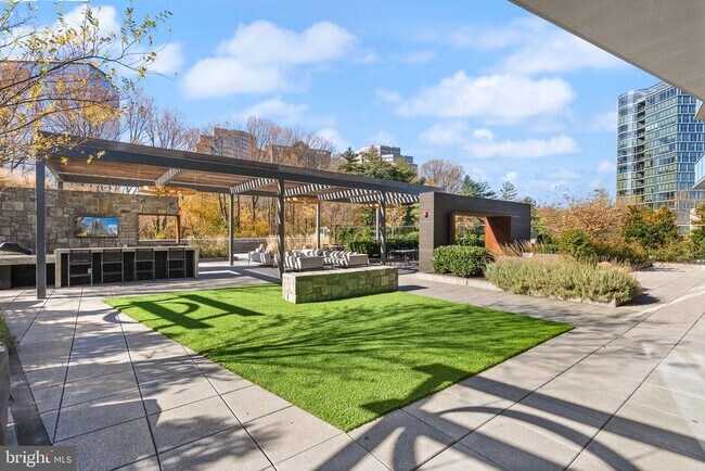 Building Photo - 7887 Jones Branch Dr