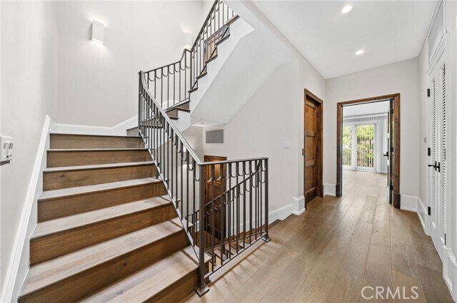 Building Photo - 823 S Bundy Dr