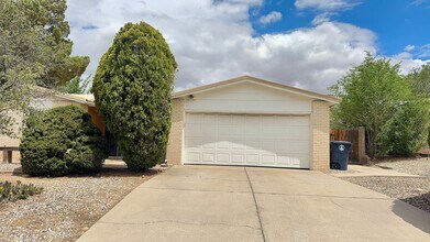 Building Photo - 3 Bed updated gem!