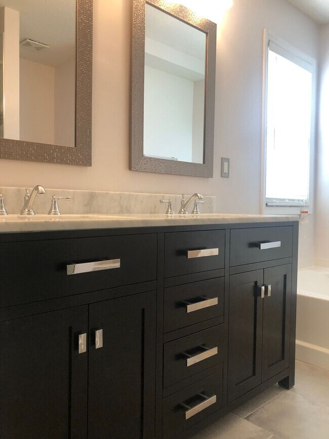 Building Photo - Ranch Home Located Minutes to Downtown Dallas