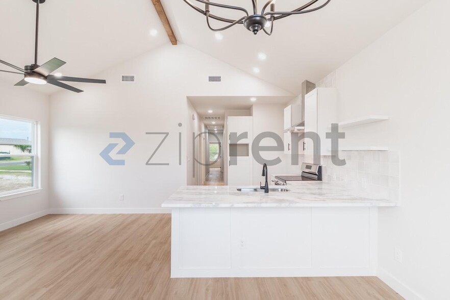 Building Photo - Unit A