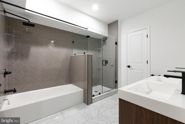 Building Photo - 1830 Montrose St