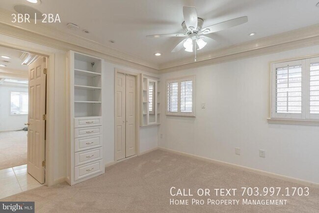 Building Photo - Arlington dulpex, top unit w/bacony overlo...