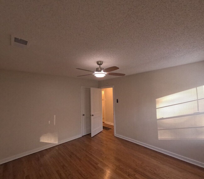 Building Photo - Cozy 2bed 1 bath