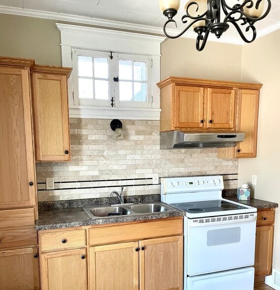 Building Photo - 305 8th Ave S