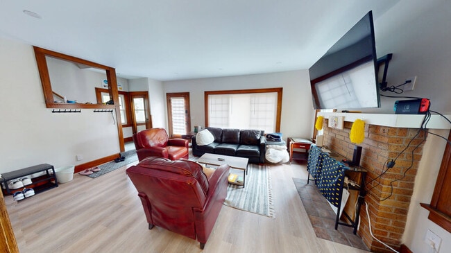 Building Photo - 806 Sylvan Ave