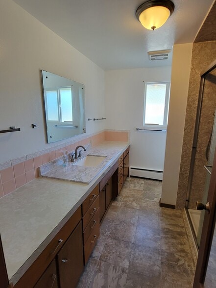 Full bathroom - 752 N 195th St