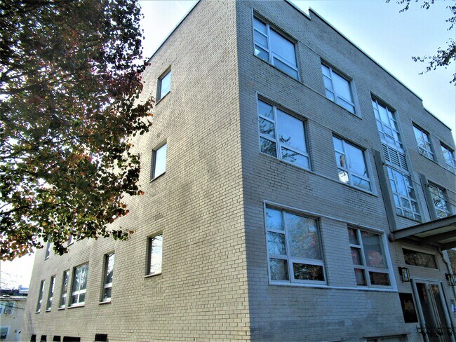 Building Exterior - 712 Marietta Pl NW