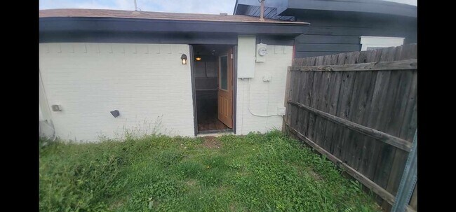 Building Photo - Granbury TX ; 2 bed 1 bath duplex! Water provided