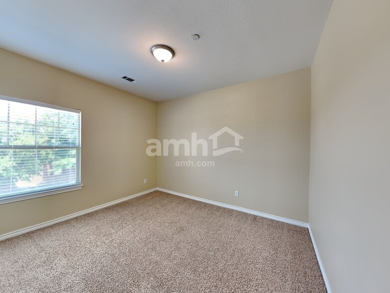 Building Photo - 5400 Galante Ln