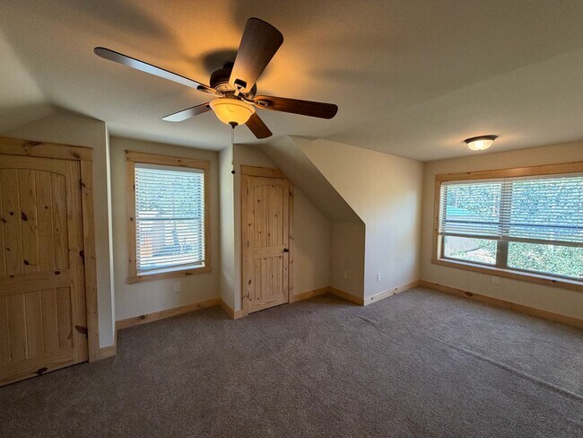 Building Photo - 348 La Escena Dr