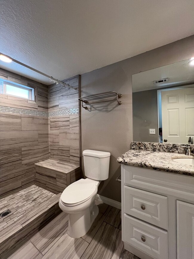 Building Photo - Beautifully remodeled 2 Bedroom 2 Bathroom...