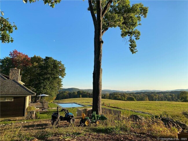 Primary Photo - 121 Quaker Hill Rd