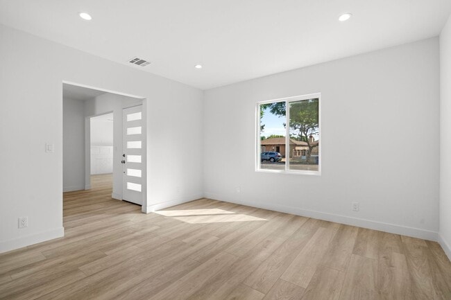 Building Photo - Stunning Fully Renovated 2 Bedroom 2 Bathroom Home