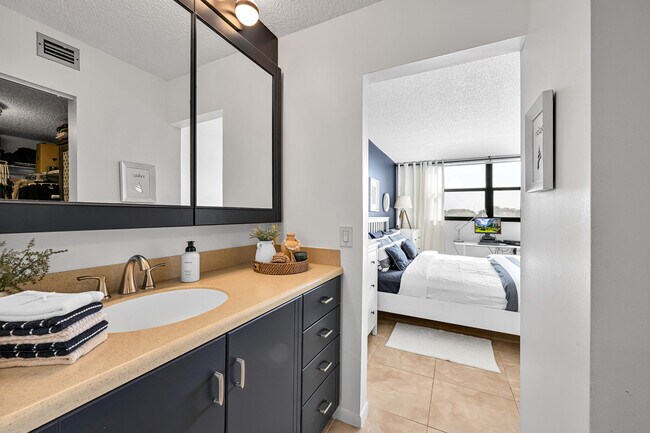 Building Photo - 1266 S Military Trail