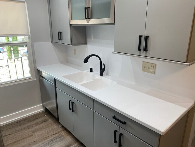 Building Photo - 14954 Moorpark St