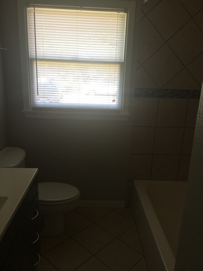 Building Photo - 3/2/1