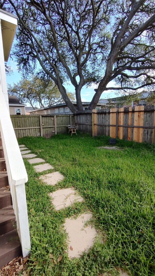 Building Photo - 4523 1/2 Bernardo De Galvez Ave