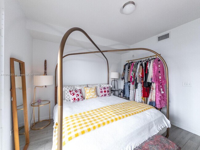 Building Photo - 999 SW 1st Ave