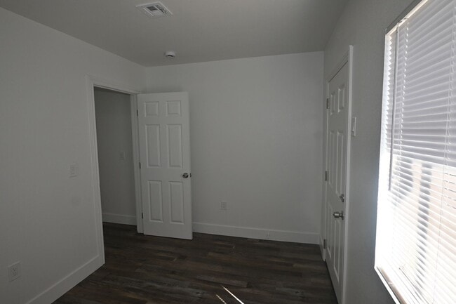 Building Photo - 1007 C St