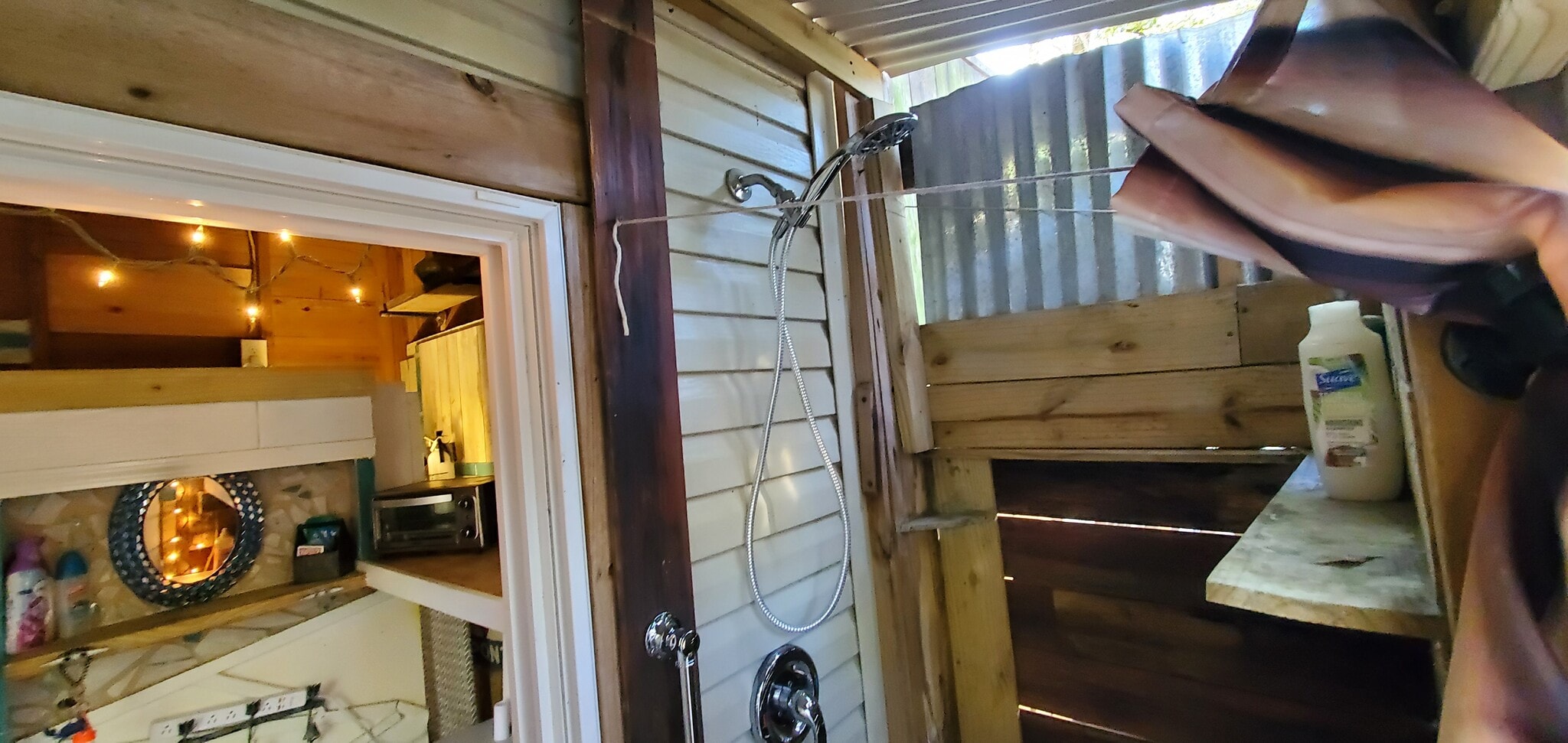 Outdoor shower - 5014 Hillwood Cir S