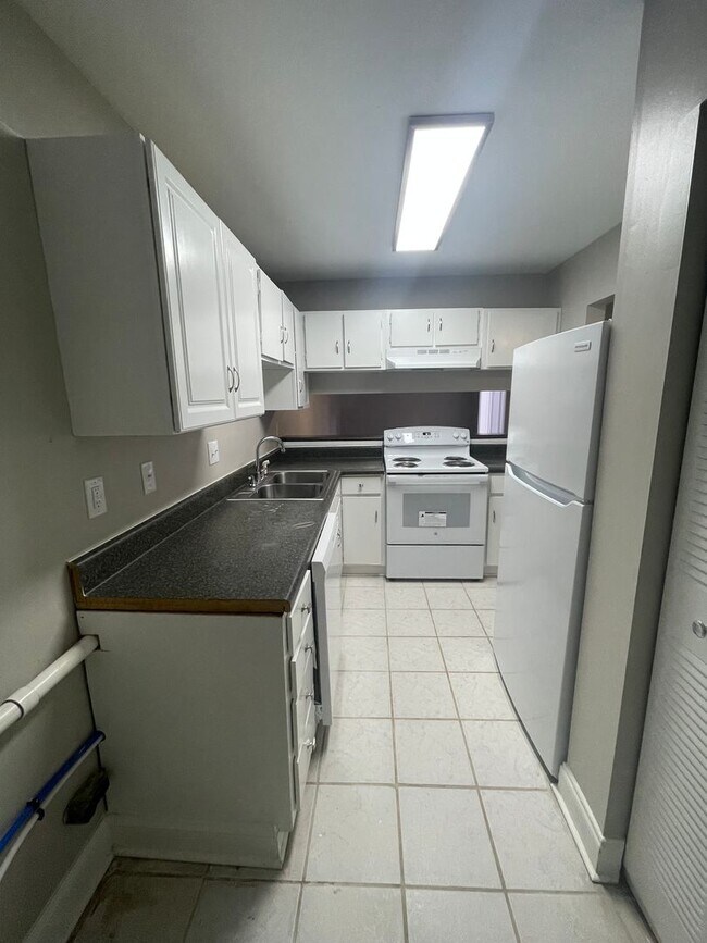 Building Photo - Welcome to this charming 1-bedroom, 1-bathroom Apartment, located in the vibrant city of Charlott...