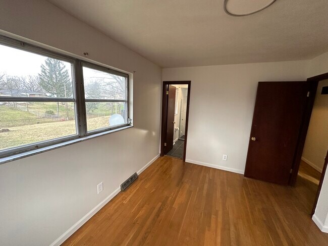 Building Photo - Brinwood Property APT A