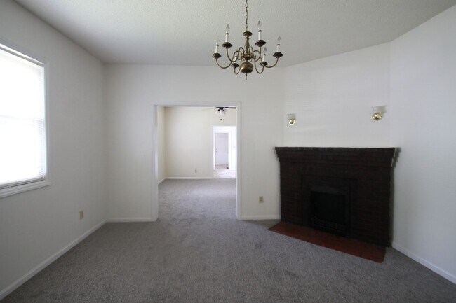 Building Photo - 556 Flint St