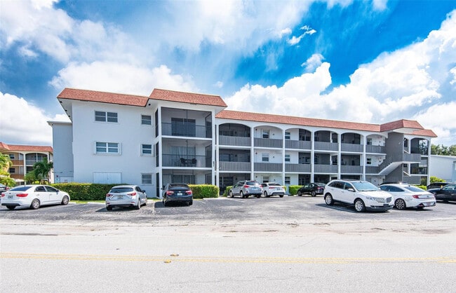 Building Photo - 651 Pine Dr