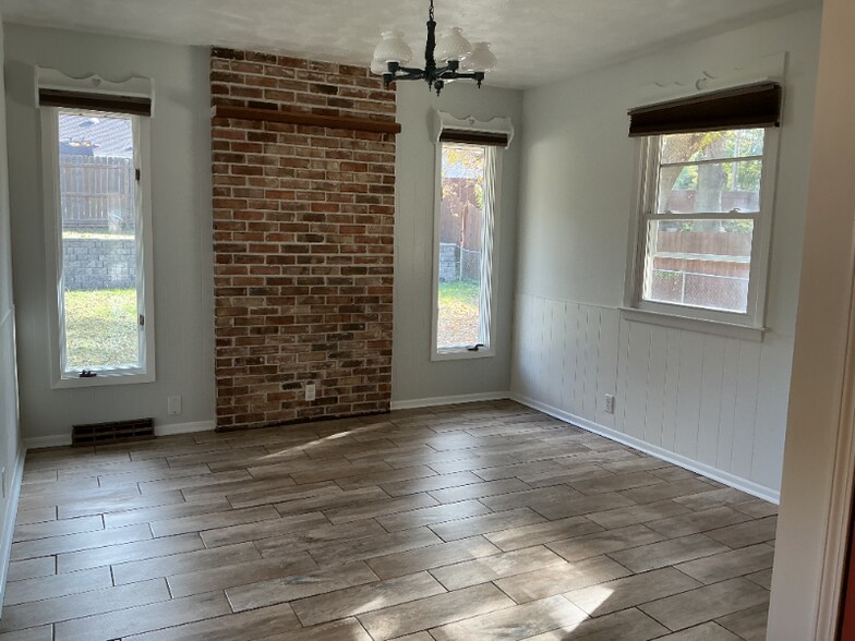 Building Photo - 127 Wesgaye St