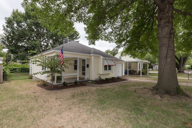 Primary Photo - Beautiful 2 Bedroom, 1 Bath Home Coming Soon!