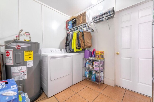 Building Photo - Charming 3 bedroom Home with Huge Fenced Yard