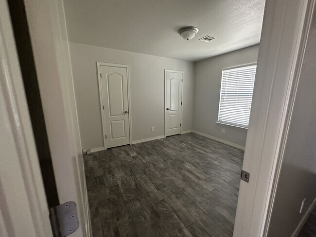 Building Photo - "Modern Comfort in El Paso: Spacious 3-Bed...