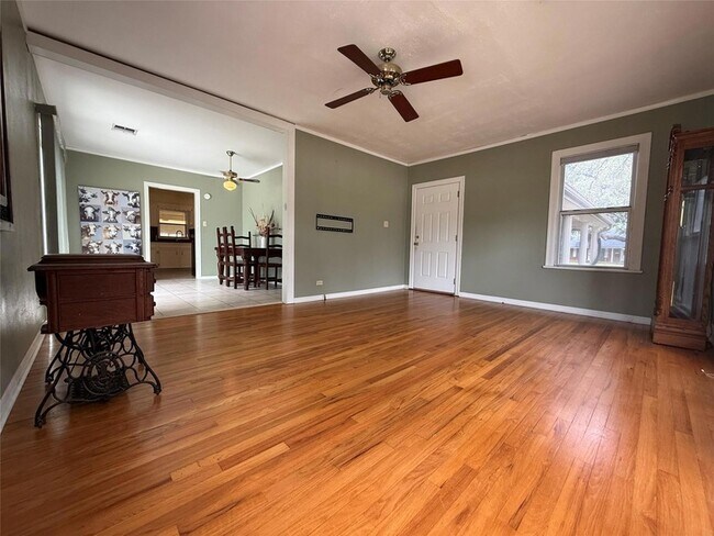 Building Photo - 231 E Live Oak St