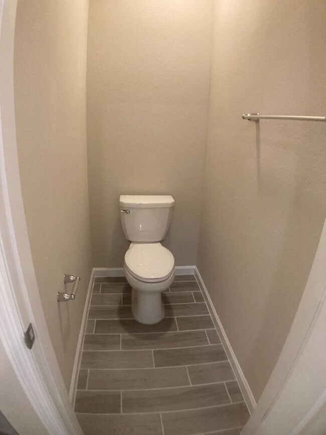 Building Photo - Stylish & Low-Maintenance Living in Oakleaf Community