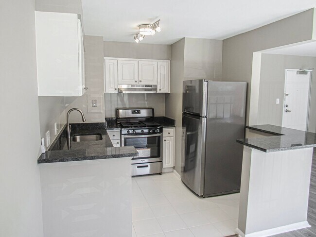 Building Photo - Bright and Modern 1 Bed 1 Bath Condo With ...