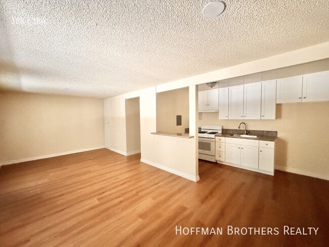 Building Photo - 6727 Woodley Ave