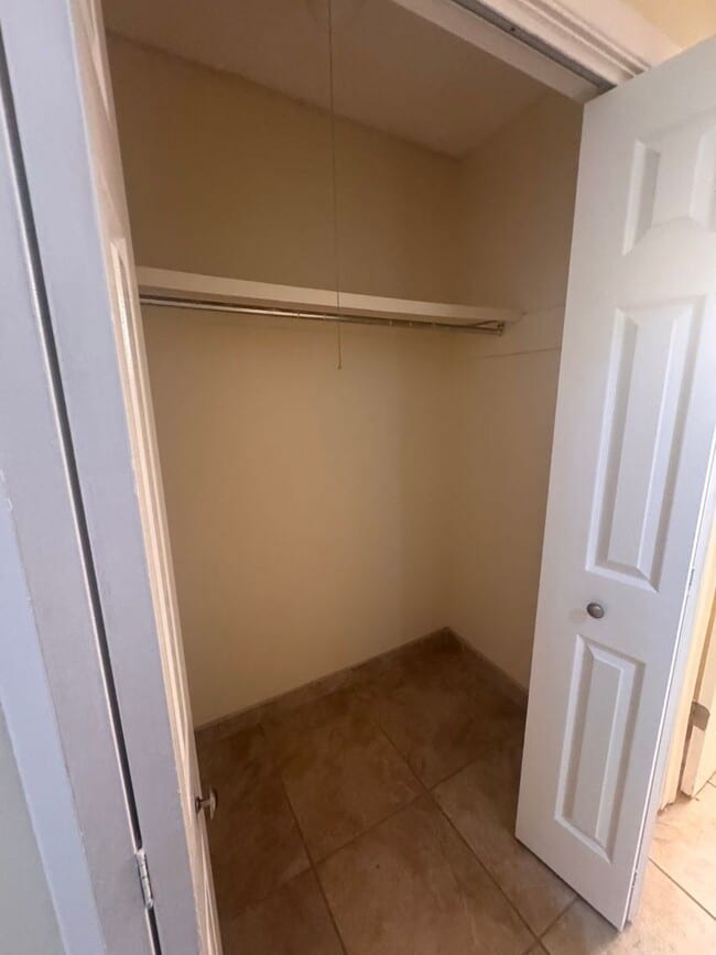 Building Photo - Cute Condo near University