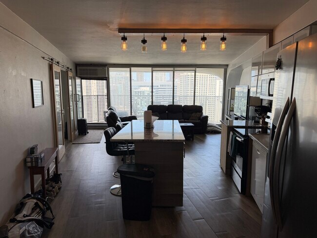 Building Photo - 300 N State St