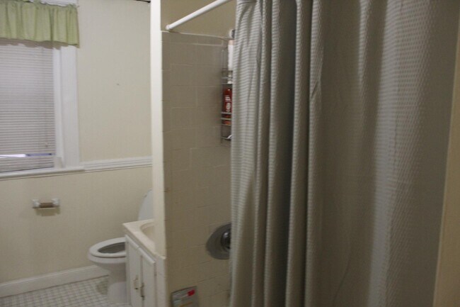 Building Photo - 462 Park Dr