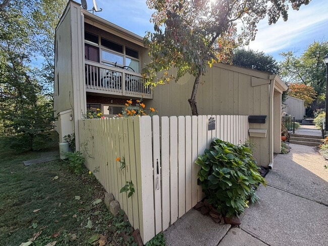 Primary Photo - 10 Riverhill