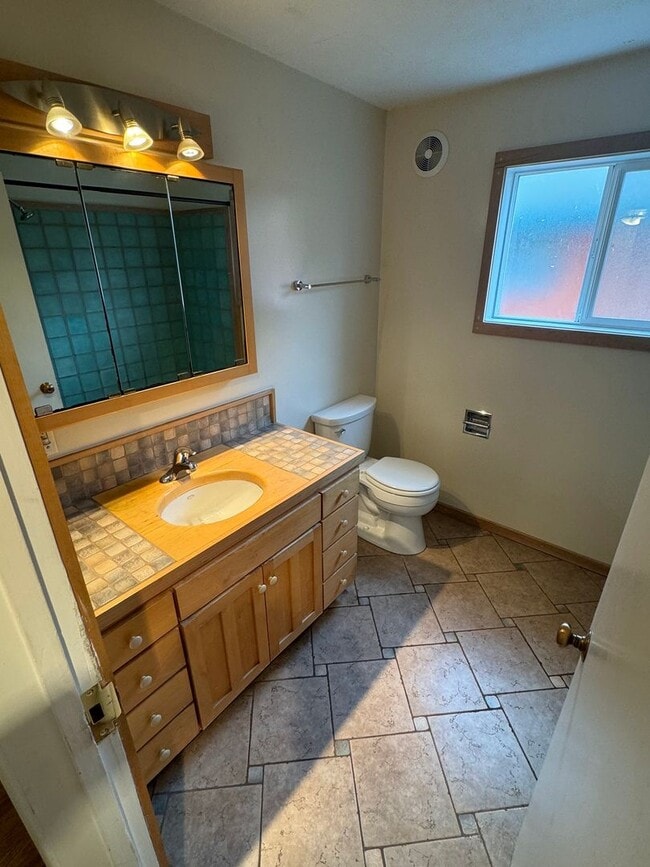Building Photo - 3+ Bedroom House in Friendly Area