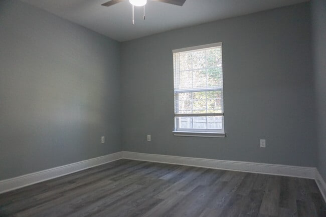 Building Photo - 321 Apple Dr