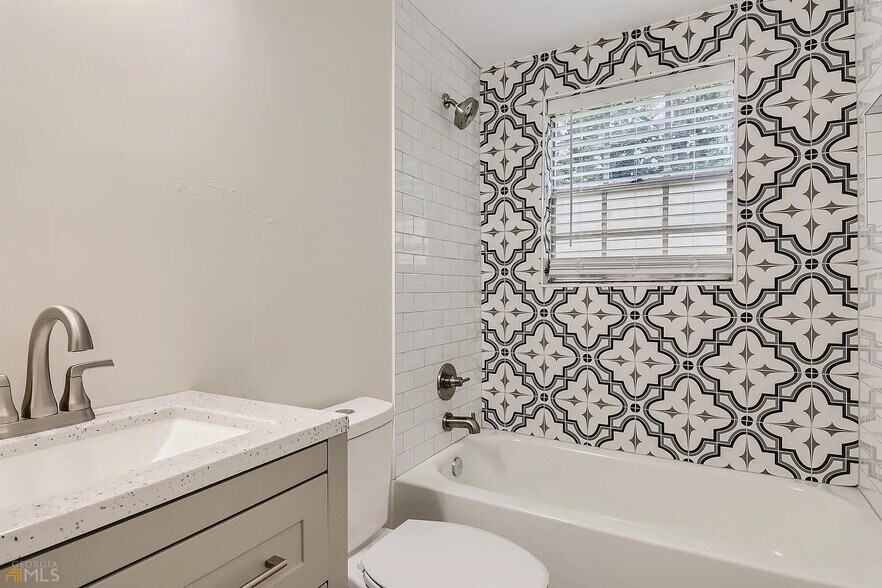 Building Photo - Room in Apartment on Cleveland St