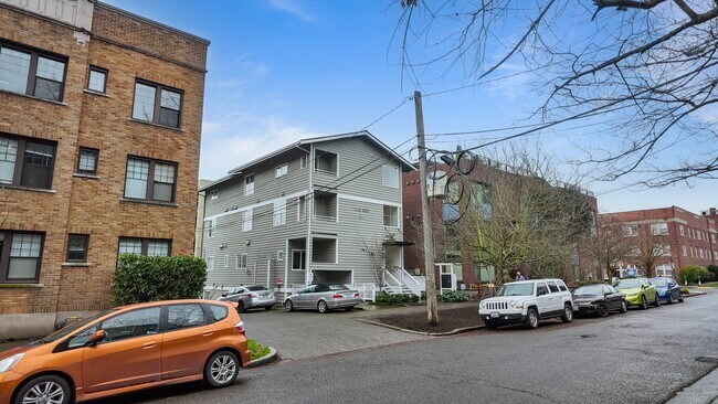 Building Photo - Modern Studio Apartment in Prime Queen Ann...