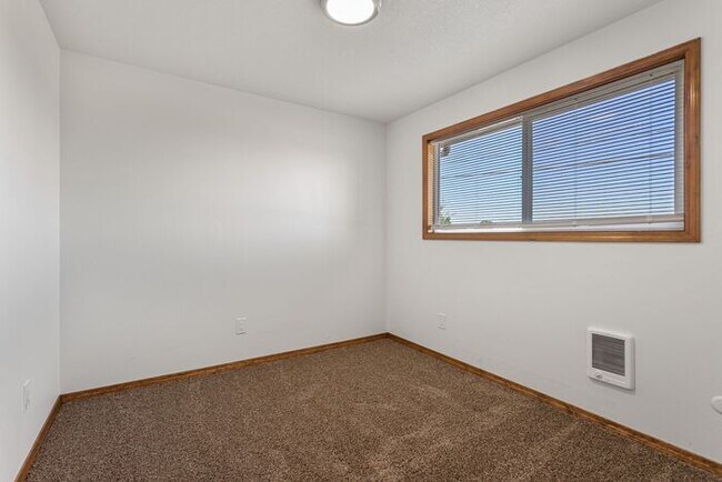 Building Photo - 2 bedroom one bath! Hurry Wont Last!