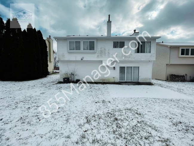Building Photo - **COMING SOON AVAILABLE FOR SHOWINGS 10/8/...
